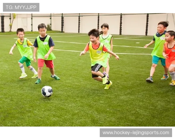 两个小孩心中的足球偶像是谁？