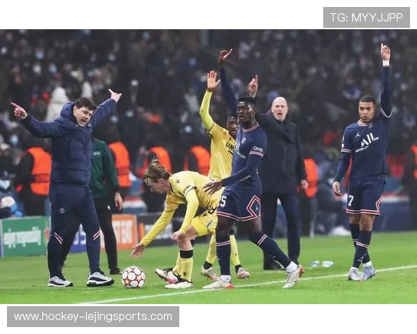 从球场到人生巅峰 足球巨星背后的奋斗与荣耀