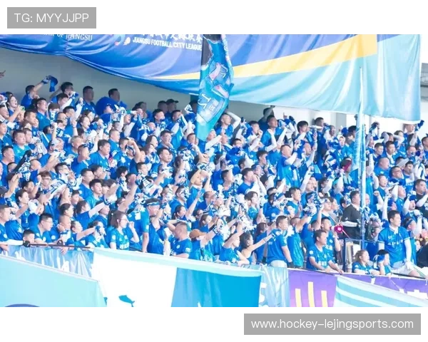 足球巨星收到中国球迷赠送的独特礼物展现深厚情谊和文化交流 足球巨星收到中国球迷赠送的独特礼物展现深厚情谊和文化交流