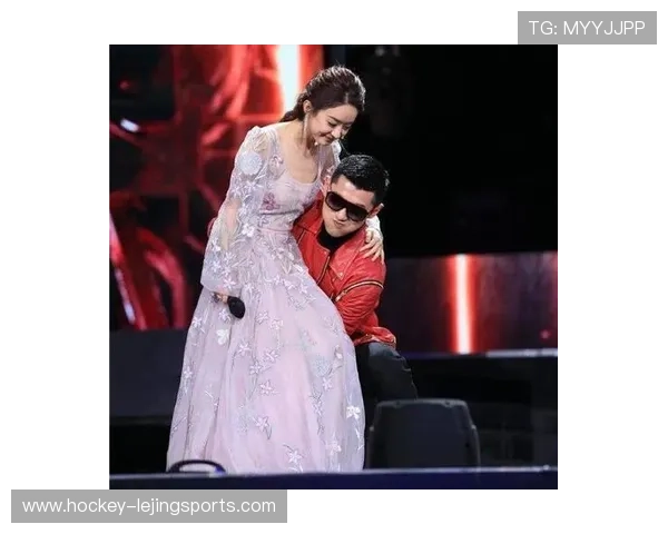 足球巨星赛后球场温情瞬间牵手拥抱甜蜜秀恩爱感动全场 足球巨星赛后球场温情瞬间牵手拥抱甜蜜秀恩爱感动全场