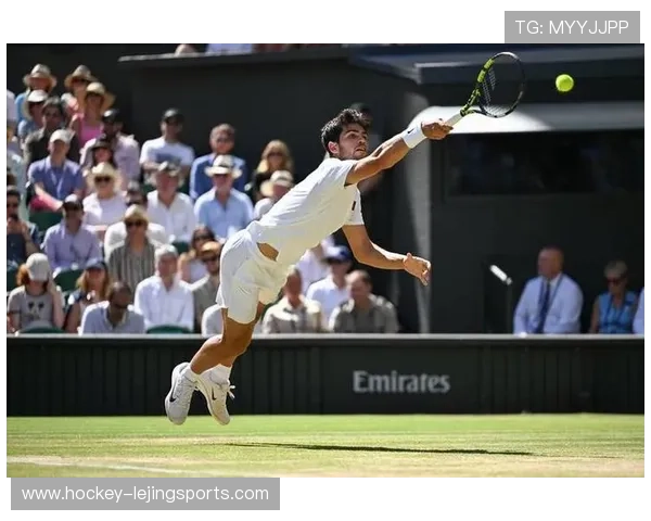 足球明星飞身救球瞬间展现顽强拼搏精神点燃赛场激情